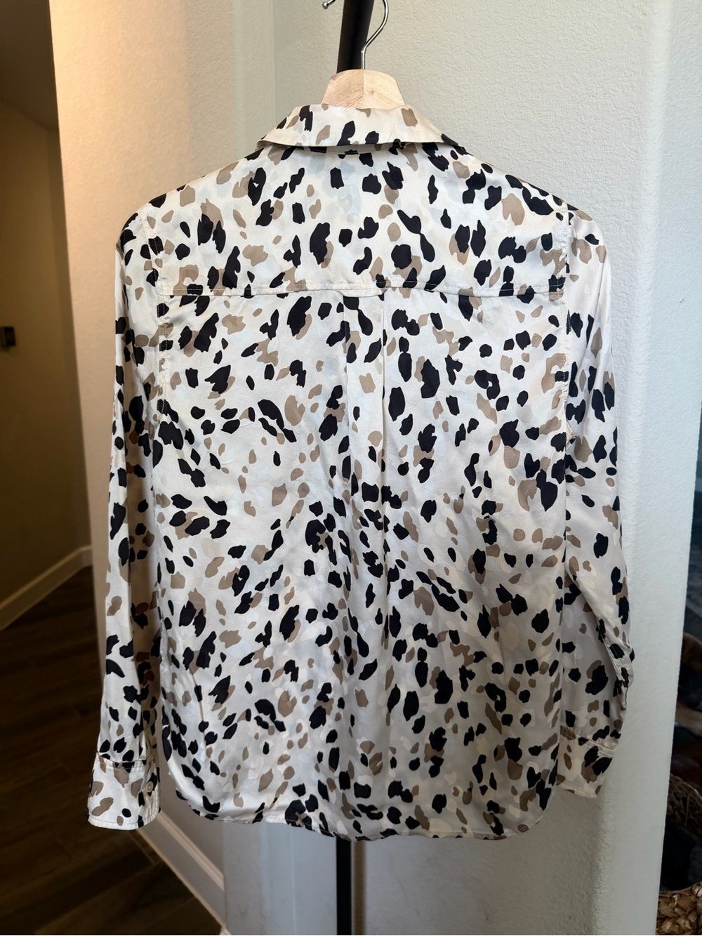 Rails Rebel 100% Silk Abstract Animal Print Button Down Shirt Blouse XS Ivory - Picture 2 of 7